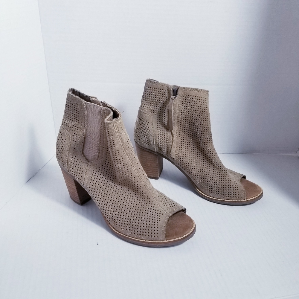 TOMS OPEN TOE TAN AND BROWN HEELED BOOT SIZE 6